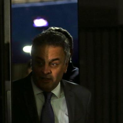  Brasília - Senador Aécio Neves (PSDB-MG) fala à imprensa após o STF aceitar denúncia da PGR contra ele, pelos crimes de corrupção passiva e obstrução de Justiça