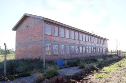  Escola de Ensino Médio do Piquiri, fica na localidade do Piquiri, às margens da BR-290 ¿ há 35 km do centro de Cachoeira do Sul. Está com as obras paradas há três anos. (Foto: Marcus Tatsch/Especial).