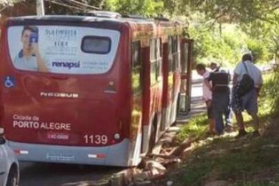  Ônibus cai em buraco na pista e chama a atenção de moradores em Porto Alegre