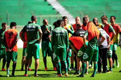  CAXIAS DO SUL, RS, BRASIL, 18/04/2018. Treino do Juventude no Estádio Alfredo Jaconi. Na foto, o técnico Julinho Camargo. (Diogo Sallaberry/Agência RBS)