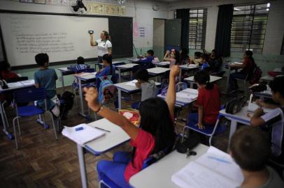  CAXIAS DO SUL, RS, BRASIL, 17/04/2018 - Escola Estadual de Ensino Fundamental Comendador Kalil Sehbe dribla as dificuldades para usar a ferramenta pedagógica lançada pela Secretaria de Educação do Estado na semana passada, o Baneville. O jogo simula uma cidade e ajuda a desenvolver nas crianças conduta cidadã. NA FOTO: alunos do 3º ano. (Marcelo Casagrande/Agência RBS)