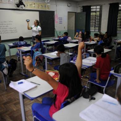  CAXIAS DO SUL, RS, BRASIL, 17/04/2018 - Escola Estadual de Ensino Fundamental Comendador Kalil Sehbe dribla as dificuldades para usar a ferramenta pedagógica lançada pela Secretaria de Educação do Estado na semana passada, o Baneville. O jogo simula uma cidade e ajuda a desenvolver nas crianças conduta cidadã. NA FOTO: alunos do 3º ano. (Marcelo Casagrande/Agência RBS)