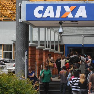  CAXIAS DO SUL, RS, BRASIL (14/10/2013) Fimde Greve dos Bancários. Após greve, reportagem verifica fila defronte a Caixa Econômica Federal, agência centro.