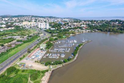  PORTO ALEGRE, RS, BRASIL, 09/04/2018 : Ao longo de mais de 70 quilômetros, a orla do Guaíba em Porto Alegre, em evidência pela revitalização de trechos urbanos, apresenta diferentes características e personagens. (Omar Freitas/Agência RBS)Local: Porto Alegre