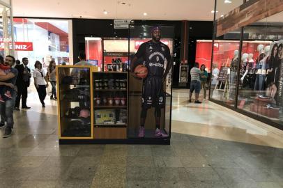  Loja em shopping de Mogi das Cruzes comercializa produtos da equipe de basquete da cidade