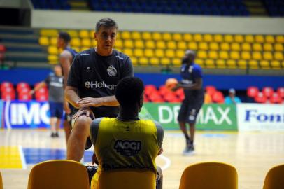 MOGI DAS CRUZES, SP, BRASIL 19/04/2018Time do Mogi Basquete treina no Complexo Esportivo Professor Hugo Ramos antes do terceiro jogo das Quartas de Final do NBB 10 onde vai enfrentar o Caxias Basquete. Na foto: O técnico Guerrinha. (Felipe Nyland/Agência RBS)