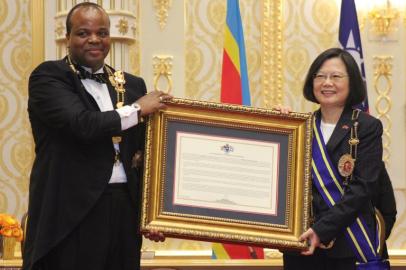 Swaziland absolute Monarch King Mswati III (L) poses with Taiwan President Tsai Ing-wen (R) after awarding her with the Order of the Elephant during her visit to the Kingdom of Swaziland at an official ceremony on April 18, 2018 in Lozitha Palace, Manzini. 