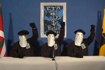  (FILES) In this screen capture taken on January 10, 2011 from an ETA video 3 members of the Armed Basque separatists ETA raise their fists after announcing a permanent, verifiable ceasefire after more than 40 years of bloodshed in their fight for a homeland independent of Spain.The Basque separatist group ETA apologised on April 20, 2018 for the pain and harm it caused during its decades-long campaign of violence, and appealed to its victims for forgiveness. The statement came just days before ETA is expected to announce its dissolution. / AFP PHOTO / HOEditoria: WARLocal: MadridIndexador: HOSecao: armed conflictFonte: AFPFotógrafo: STR