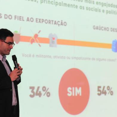  CAXIAS DO SUL, RS, BRASIL, 20/04/2018. Grupo RBS apresenta estudo Persona - Quem são e o que pensam os gaúchos? a empresários de Caxias do Sul, na CIC. Na foto, diretor-executivo de marketing do Grupo RBS, Marcelo Leite. (Porthus Junior/Agência RBS)