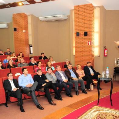  CAXIAS DO SUL, RS, BRASIL, 20/04/2018. Grupo RBS apresenta estudo Persona - Quem são e o que pensam os gaúchos? a empresários de Caxias do Sul, na CIC. Na foto, diretor-executivo de marketing do Grupo RBS, Marcelo Leite. (Porthus Junior/Agência RBS)