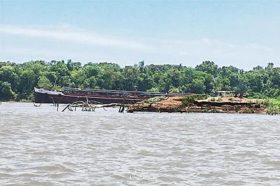 Extração de areia extensiva no Rio Jacuí pode resultar no desaparecimento de ilhas.