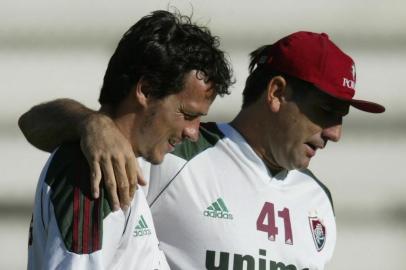  10.10.2002 - Hipólito Pereira - ESP - Fluminense / Treino - O técnico Renato Gaúcho conversa abraçado ao jogador Fernando Diniz no inicio do treino do Fluminense no estadio das Laranjeiras - FOTODIGITALIndexador: Arquivo / Agência O GloboFotógrafo: Especiais