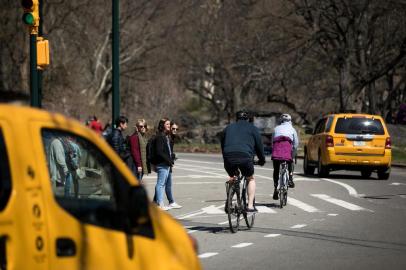 Central Park To Become Car Free Below 72nd StreetNEW YORK, NY - APRIL 20: Taxi cabs and cyclists make their way along East Drive in the southern portion of Central Park, April 20, 2018 in New York City. New York City Mayor Bill de Blasio announced Friday that starting in June, cars will be prohibited in Central Park below 72nd Street. The vehicle ban targets park loop roads below 72nd Street where vehicles are currently able to drive alongside pedestrians and cyclists during certain hours of the day and week. Cross-town transverses, used often by buses and taxis, will not be affected by the new rule.   Drew Angerer/Getty Images/AFPEditoria: ENVLocal: New YorkIndexador: Drew AngererSecao: PopulationFonte: GETTY IMAGES NORTH AMERICAFotógrafo: STF