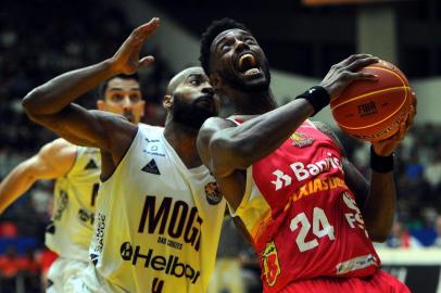  MOGI DAS CRUZES, SP, BRASIL 20/04/2018Mogi das cruzes basquete x Caxias do Sul Basquete, jogo válido pelas quartas de final do NBB 10. Terceira partida do playoff disputada no Complexo Esportivo Professor Hugo Ramos. (Felipe Nyland/Agência RBS)