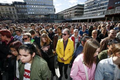 Fans of Swedish DJ, remixer, record producer and singer Tim Bergling, better known by his stage name Avicii gather in his memory at Sergels torg in central Stockholm, Sweden, on April 21, 2018 a day after the artist was found dead at the age of 28. Avicii, one of the worlds most successful DJs who helped usher in the global boom in electronic music but struggled to cope with the hard-partying lifestyle, died on April 20, 2018 in Oman, his representative said. / AFP PHOTO / TT News Agency / Fredrik PERSSON / Sweden OUT