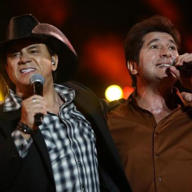  PORTO ALEGRE, RS, BRASIL - Porto Alegre vira capital do Sertanejo com show na Arena. Espetáculo Eles Estão de Volta traz à Capital vários cantores da música popular sertaneja no Brasil. Xororó e Daniel.