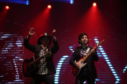  PORTO ALEGRE, RS, BRASIL - Porto Alegre vira capital do Sertanejo com show na Arena. Espetáculo Eles Estão de Volta traz à Capital vários cantores da música popular sertaneja no Brasil. Chitãozinho e Xororó.