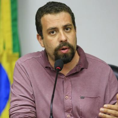  PORTO ALEGRE, RS, BRASIL, 20-04-2018: O candidato à presidência Guilherme Boulos (PSOL) concede entrevista coletiva na Assembleia Legislativa do RS. (Foto: Mateus Bruxel / Agência RBS)