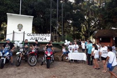 Amigos e familiares fazem ato público em homenagem à dupla vítima de latrocínio em Carazinho , no norte do Estado.