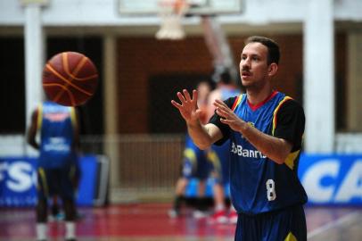  CAXIAS DO SUL, RS, BRASIL, 22/04/2018. Treino do Caxias do Sul Basquete/Banrisul, no Ginásio do Vascão, para a quarta partida das quartas de finais contra o Mogi. Na foto, o ala armador Cauê Verzola. (Diogo Sallaberry/Agência RBS)