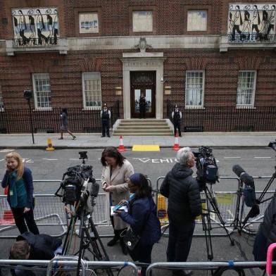  Members of the press set up outside the private Lindo Wing of St Marys Hospital, in central London on April 9, 2018, where Britains Catherine, Duchess of Cambridge is in labour.Catherine, the wife of Britains Prince William, was admitted to hospital in London on Monday in the early stages of labour, Kensington Palace announced. / AFP PHOTO / Daniel LEAL-OLIVASEditoria: HUMLocal: LondonIndexador: DANIEL LEAL-OLIVASSecao: imperial and royal mattersFonte: AFPFotógrafo: STR