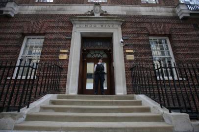  A police officer stands guard outside the private Lindo Wing of St Marys Hospital, in central London on April 23, 2018, where Britains Catherine, Duchess of Cambridge is in labour.Catherine, the wife of Britains Prince William, was admitted to hospital in London on Monday in the early stages of labour, Kensington Palace announced. / AFP PHOTO / Daniel LEAL-OLIVASEditoria: HUMLocal: LondonIndexador: DANIEL LEAL-OLIVASSecao: imperial and royal mattersFonte: AFPFotógrafo: STR