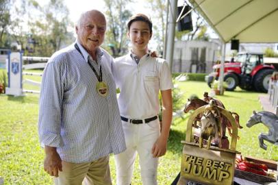  PORTO ALEGRE, RS, BRASIL, 22-04-2018: Jorge Gerdau Johannpeter com o neto Antonio Johannpeter Cirne Lima, na última prova do The Best Jump 2018 - CSI2*-W, na Sociedade Hípica Porto Alegrense. Foto para a coluna Rede Social de Júlia Alves (FOTO FÉLIX ZUCCO/AGÊNCIA RBS, Editoria de Esportes).