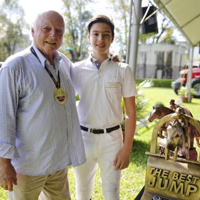  PORTO ALEGRE, RS, BRASIL, 22-04-2018: Jorge Gerdau Johannpeter com o neto Antonio Johannpeter Cirne Lima, na última prova do The Best Jump 2018 - CSI2*-W, na Sociedade Hípica Porto Alegrense. Foto para a coluna Rede Social de Júlia Alves (FOTO FÉLIX ZUCCO/AGÊNCIA RBS, Editoria de Esportes).