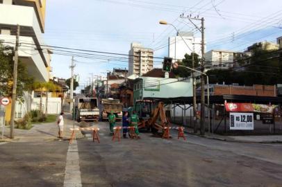 O Serviço Autônomo Municipal de Água e Esgoto (Samae) começou na manhã desta segunda-feira (23/04) a substituição de uma rede de ferro na rua Tronca. A troca de rede, que tem previsão de 15 dias, ocorre entre as ruas Marechal Floriano e Euclides da Cunha. O abastecimento de água da região será interrompido durante o dia, em partes dos bairros Exposição e Panazzolo, com liberação à noite e nos fins de semana. A obra tem uma extensão de cerca de 200 metros. Haverá circulação de veículos em apenas uma das pistas.O engenheiro de manutenção hidráulica do Samae, Cassiano Zeni Vargas, explica a necessidade da substituição. ¿Por se tratar de uma rede de ferro antiga, a troca tem como propósito a diminuição de manutenções no trecho e evitar a contaminação da água devido ao excesso de ferro. A rede de PVC possui a vantagem de ser resistente à corrosão e à incrustação¿, esclareceu.