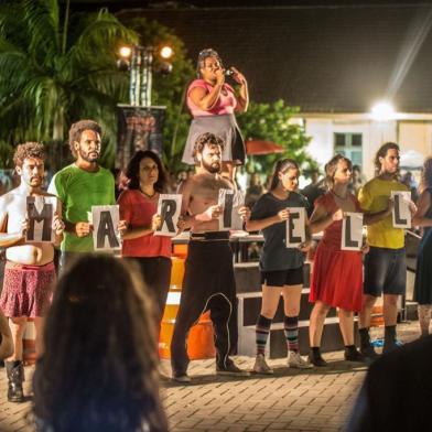 Cidade Proibida, espetáculo da Cia Rústica. Na foto, cena sobre a vereadora morta Marielle Franco