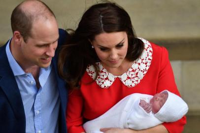  Britains Prince William, Duke of Cambridge (L) and Britains Catherine, Duchess of Cambridge (R) show their newly-born son, their third child, to the media outside the Lindo Wing at St Marys Hospital in central London, on April 23, 2018.  Britains Prince William accompanied his wife Catherine as she left hospital after giving birth to a baby boy, the couples third child who is fifth in line to the British throne. / AFP PHOTO / POOL / John StillwellEditoria: HUMLocal: LondonIndexador: JOHN STILLWELLSecao: imperial and royal mattersFonte: POOLFotógrafo: STF