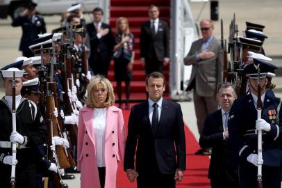 President Macron Of France Arrives In U.S. For State Visit With TrumpJOINT BASE ANDREWS, MD - APRIL 23: French President Emmanuel Macron and his wife Brigitte arrive at Andrews Air Force Base April 23, 2018 at Joint Base Andrews, Maryland. Macron is in Washington for the first state visit hosted by U.S. President Donald Trump.   Win McNamee/Getty Images/AFPEditoria: POLLocal: Joint Base AndrewsIndexador: WIN MCNAMEESecao: GovernmentFonte: GETTY IMAGES NORTH AMERICAFotógrafo: STF