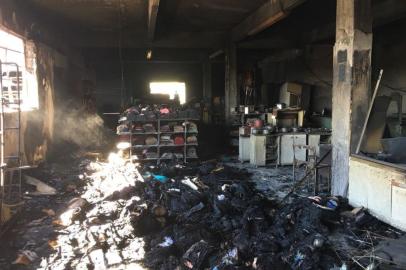 Incêndio que atingiu prédio da Jussara Casa e Colchões na BR-116, em Caxias do Sul, danificou casas vizinhas.na foto, loja de colchões