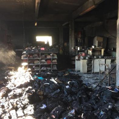 Incêndio que atingiu prédio da Jussara Casa e Colchões na BR-116, em Caxias do Sul, danificou casas vizinhas.na foto, loja de colchões