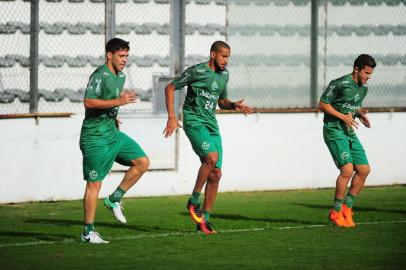 CAXIAS DO SUL, RS, BRASIL, 29/03/2018. Treino do Juventude no estádio Alfredo Jaconi. Novos reforços do Ju já começaram os trabalhos. Na foto, lateral-direito Felipe Mattioni (E) e volante Jair (C). (Porthus Junior/Agência RBS)