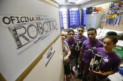  PORTO ALEGRE, RS, BRASIL - 2018.04.23 - Alunos da Escola Municipal de Ensino Fundamental (Emef) Heitor Villa Lobos, da Vila Mapa, precisam de R$ 60 mil para participarem de uma competição mundial de robótica, no Canadá, em junho. Na foto: Cristiane Pelisolli Cabral, João Gabriel Dominguese, João Gabriel Welter, Leonardo Bálsamo e Lauren Rybarcik  (Foto: ANDRÉ ÁVILA/ Agência RBS)