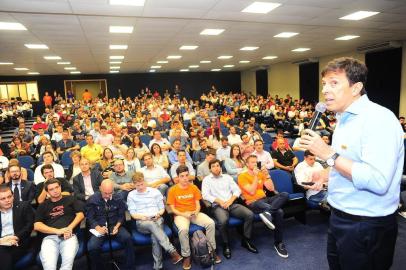  CAXIAS DO SUL, RS, BRASIL, 23/04/2018. João Amoêdo, pré-candidato a presidente da República pelo Novo, palestrando na FSG, em Caxias do Sul. (Porthus Junior/Agência RBS)