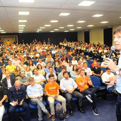  CAXIAS DO SUL, RS, BRASIL, 23/04/2018. João Amoêdo, pré-candidato a presidente da República pelo Novo, palestrando na FSG, em Caxias do Sul. (Porthus Junior/Agência RBS)