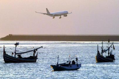 Barcos se afastam da praia enquanto um avião de passageiros prepara-se para aterrissar no aeroporto Ngurah Rai, na ilha de Bali, Indonésia.PLANE AND SHIPSBoats are moored off the beach as a passenger jet comes in for a landing at Balis Ngurah Rai airport outside Denpasar, on the resort island of Bali, Indonesia, Thursday, Aug. 8, 2002. Despite a brief lull in tourists to Indonesia following post-Sept. 11 fears, local Balinese businesses say that visitors have returned during the resort islands high season with accomodations at near capacity. (AP Photo/Charles Dharapak)FOTO NÃO PUBLICADA Fonte: AP Fotógrafo: CHARLES DHARAPAK