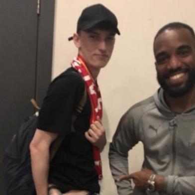 Lacazette, atacante do arsenal, com torcedor que tatuou seu rosto nas nádegas