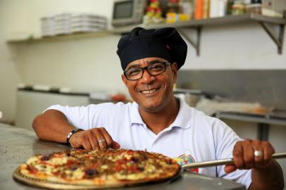  PORTO ALEGRE, RS, BRASIL, 19-04-2018: Pai e filho que trabalharam como cozinheiro e garçom nos restaurantes Bologna e Dal Padrino, respectivamente, abriram telentrega de pizzas no bairro Ipanema, na zona sul. Os dois restaurantes foram destruídos e deixaram clientes saudosos. (Foto: Mateus Bruxel / Agência RBS)