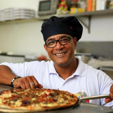  PORTO ALEGRE, RS, BRASIL, 19-04-2018: Pai e filho que trabalharam como cozinheiro e garçom nos restaurantes Bologna e Dal Padrino, respectivamente, abriram telentrega de pizzas no bairro Ipanema, na zona sul. Os dois restaurantes foram destruídos e deixaram clientes saudosos. (Foto: Mateus Bruxel / Agência RBS)