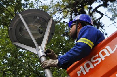 Porto Alegre, RS - 10/06/2016Equipe da Diretoria de Iluminação Pública (DIP), da Smov, trabalha para trocar iluminação no Centro HistóricoFoto: Joel Vargas/PMPA