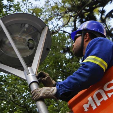 Porto Alegre, RS - 10/06/2016Equipe da Diretoria de Iluminação Pública (DIP), da Smov, trabalha para trocar iluminação no Centro HistóricoFoto: Joel Vargas/PMPA