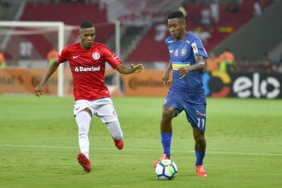 INTERNACIONAL x NOVO HAMBURGORS - COPA DO BRASIL/INTERNACIONAL x NOVO HAMBURGO - ESPORTES - Márcio, do Internacional (RS), em lance contra Maikinho, do Cianorte (PR), durante   partida válida pela 3º fase da Copa do Brasil 2018, realizada no Estádio Beira-Rio, em   Porto Alegre (RS), na noite desta quinta-feira (01).     01/03/2018 - Foto: DUDU CONTURSI/RAW IMAGE/ESTADÃO CONTEÚDOEditoria: ESPORTESLocal: PORTO ALEGREIndexador: DUDU CONTURSIFotógrafo: RAW IMAGE