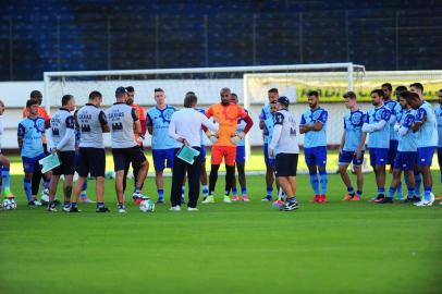  CAXIAS DO SUL, RS, BRASIL, 17/04/2018. Treino do Caxias no estádio Centenário. A SER Caxias se prepara para a estreia no série D do Campeonato Brasileiro, no próximo domingo (22/04). Na foto, técnico Luiz Carlos Winck (centro com prancheta), conversa com elenco.  (Porthus Junior/Agência RBS)