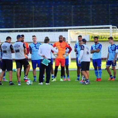  CAXIAS DO SUL, RS, BRASIL, 17/04/2018. Treino do Caxias no estádio Centenário. A SER Caxias se prepara para a estreia no série D do Campeonato Brasileiro, no próximo domingo (22/04). Na foto, técnico Luiz Carlos Winck (centro com prancheta), conversa com elenco.  (Porthus Junior/Agência RBS)