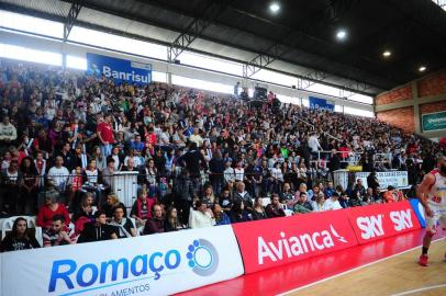  CAXIAS DO SUL, RS, BRASIL, 14/04/2018. Caxias do Sul Basquete/Banrisul x Mogi/Helbor, primeiro jogo das quartas de final do NBB 10, realizado no ginásio do Vascão. (Porthus Junior/Agência RBS)