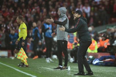 Romas Italian head coach Eusebio Di Francesco gestures during the UEFA Champions League first leg semi-final football match between Liverpool and Roma at Anfield stadium in Liverpool, north west England on April 24, 2018. / AFP PHOTO / Filippo MONTEFORTE