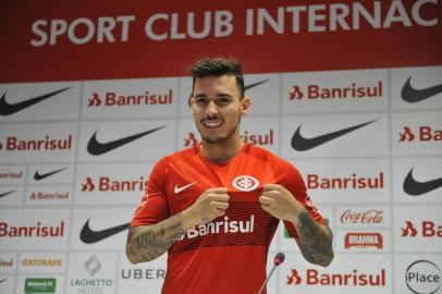  PORTO ALEGRE, RS, BRASIL, 25-04-2018. Inter treina no CT Parque Gigante com a apresenção do novo lateral Zeca. Na foto: coletiva com o Zeca   (FÉLIX ZUCCO/AGÊNCIA RBS)